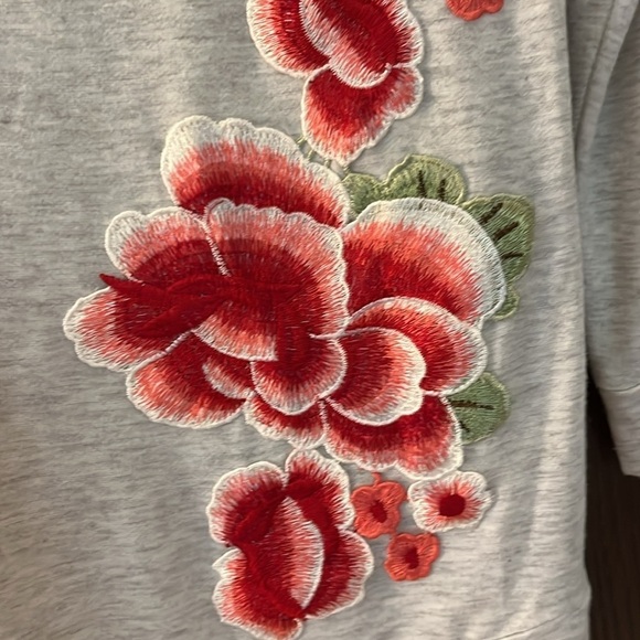 Moa Moa 3/4 sleeved really soft t-shirt fabric with embroidered flowers. Size S - Picture 4 of 11